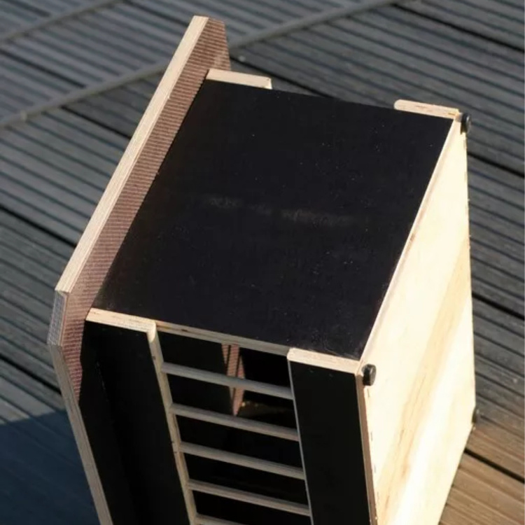 Gritkasten für Tauben als Tränkenhocker aus Holz mit Unterteilung