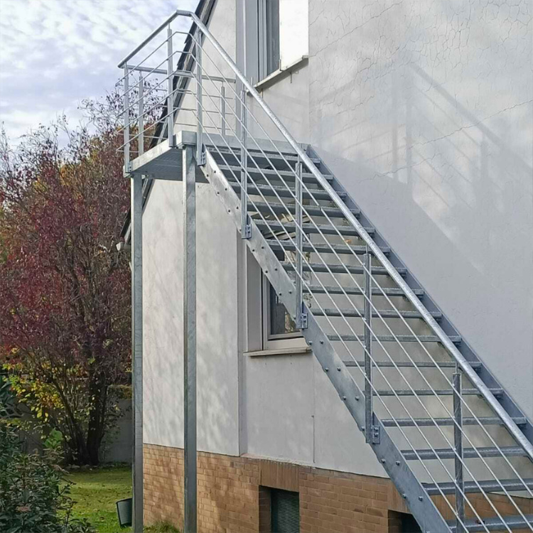 Metallstufe Gitterroststufen Treppenstufen, RAL 6005 Moosgrün matt, Maschenweite 34x38mm - 1000x270mm