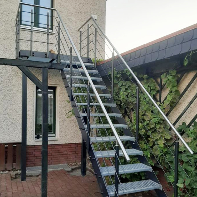 Metallstufe Gitterroststufen Treppenstufen, RAL 9005 Tiefschwarz matt, Maschenweite 34x38mm - 900x240mm