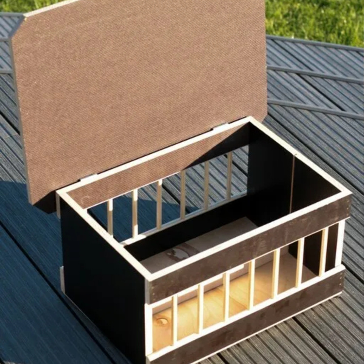 Gritkasten für Tauben als Tränkenhocker aus Holz mit Unterteilung